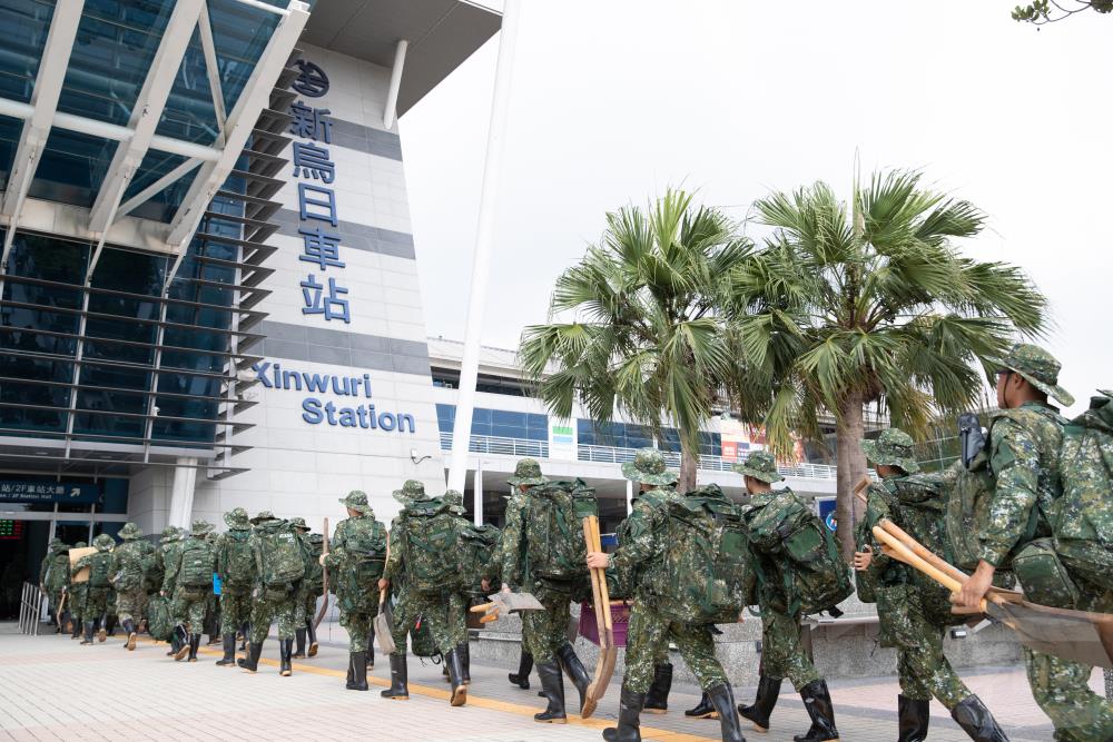 第五作戰區增派官兵搭乘臺鐵專列投入花蓮災後復原。（軍聞社記者卓以立攝）