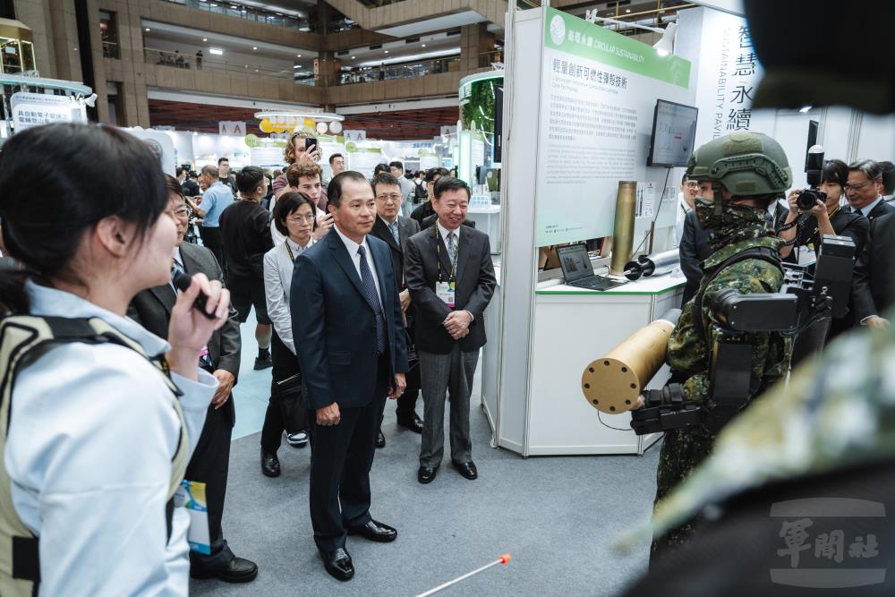 常務次長黃中將聽取參展單位簡報。（軍聞社記者陳彥樺攝）