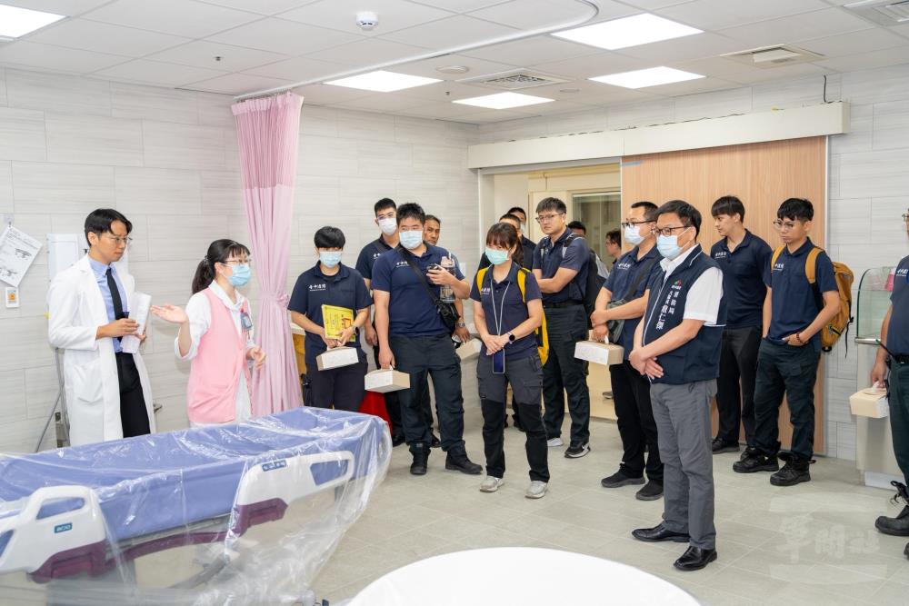 加護病房周思潔護理長實施燒燙傷病房設備介紹。（國軍臺中總醫院提供）