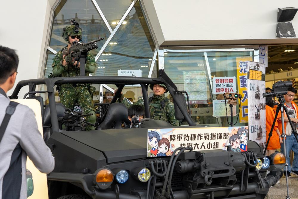 陸軍特指部置體驗攤位，共同推廣全民國防。（軍聞社記者莊家豪攝）
