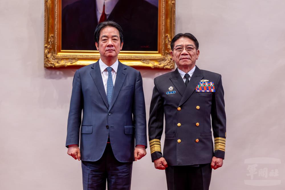 賴總統與許中將合影。（軍聞社記者蔡枋澐攝）