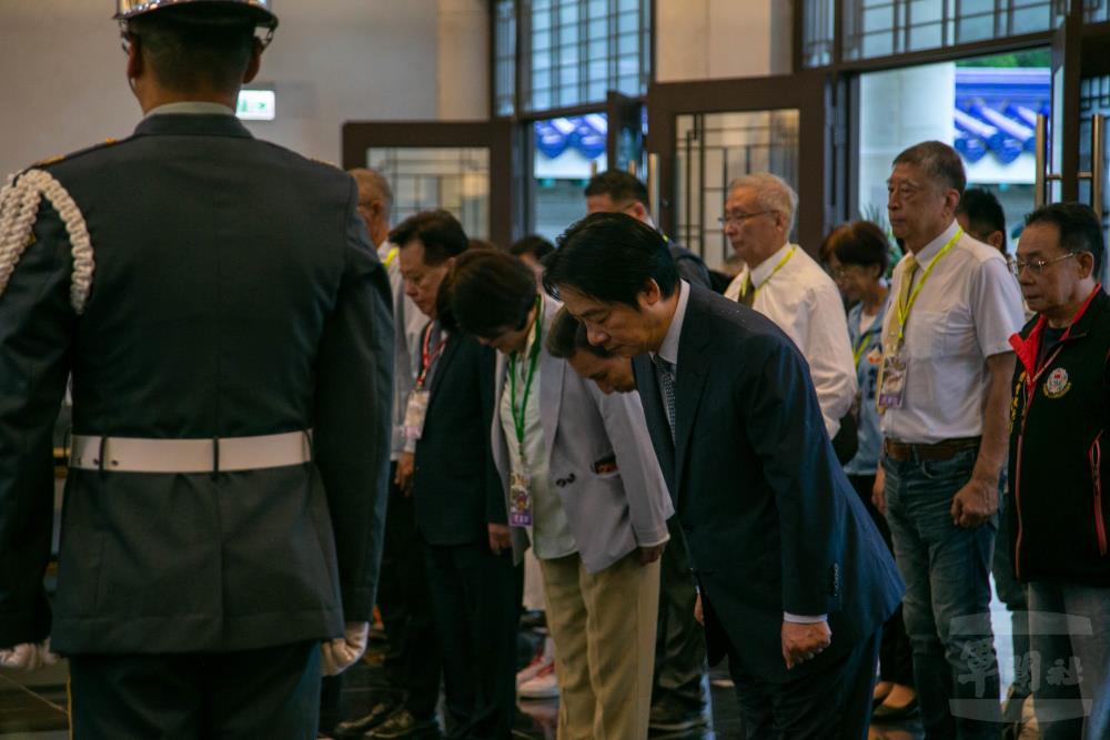 賴總統率同陪祭及與祭人員行三鞠躬禮。（軍聞社記者侯凱議攝）