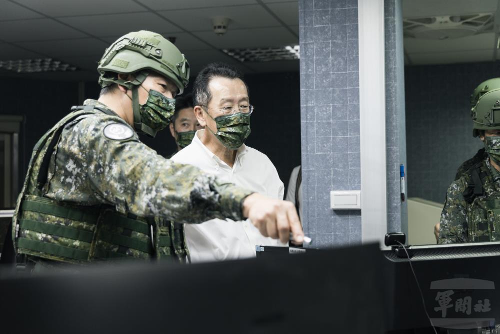 顧部長於指揮所聽取任務簡報與操演進程。（軍聞社記者李恬恬攝）