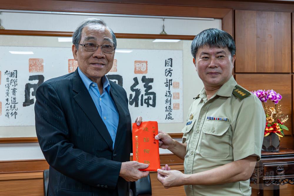 歐總顧問致贈慰問金予青年日報社。（軍聞社記者尤昱翔攝）