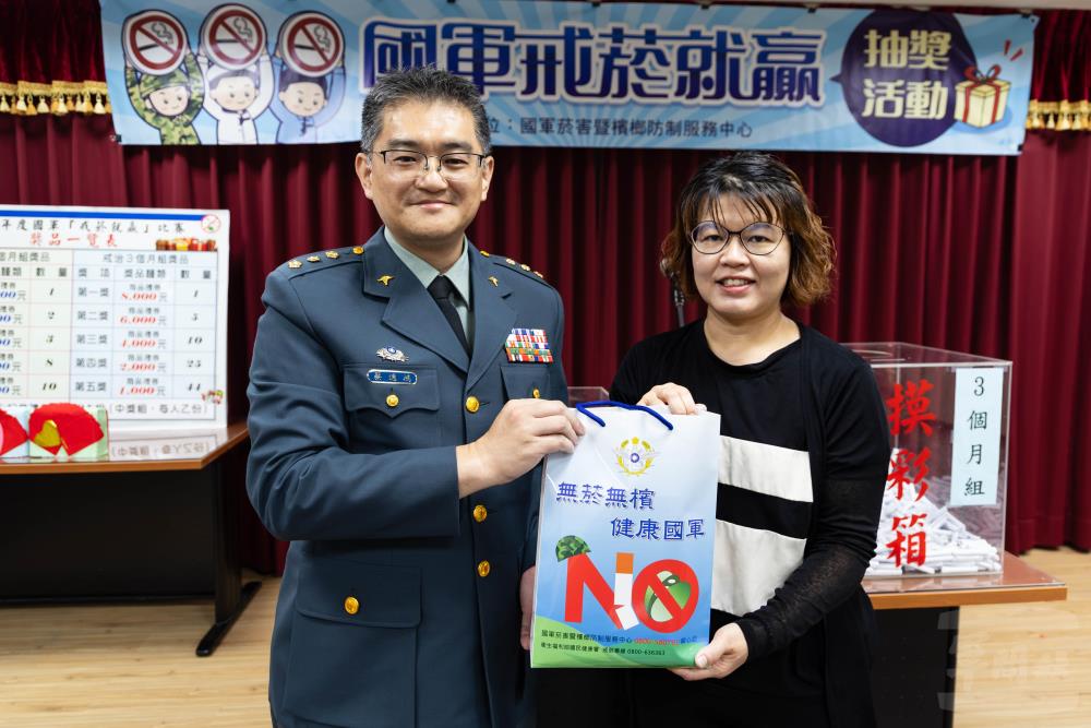 蔡處長感謝衛福部國健署菸害防制組二科科長余怡蓁參與抽獎活動。（軍聞社記者蔡枋澐攝）