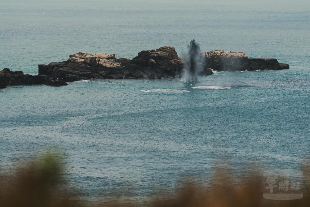 迫砲命中海上目標區。（軍聞社記者呂尚俞攝）