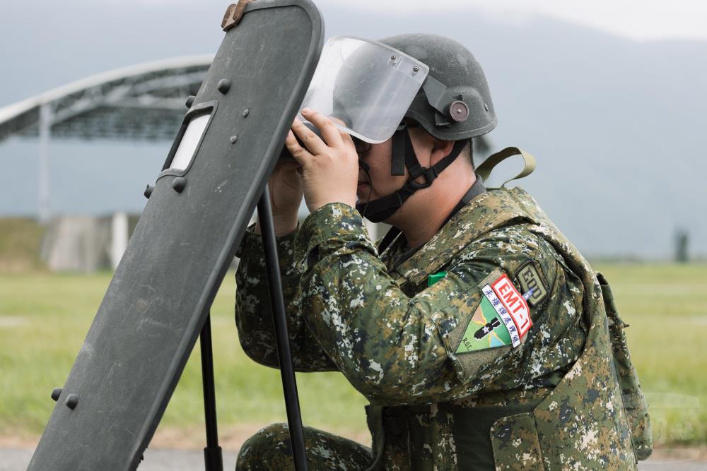 未爆彈處理小組以遠距方式初步偵查。（軍聞社記者李恬恬攝）
