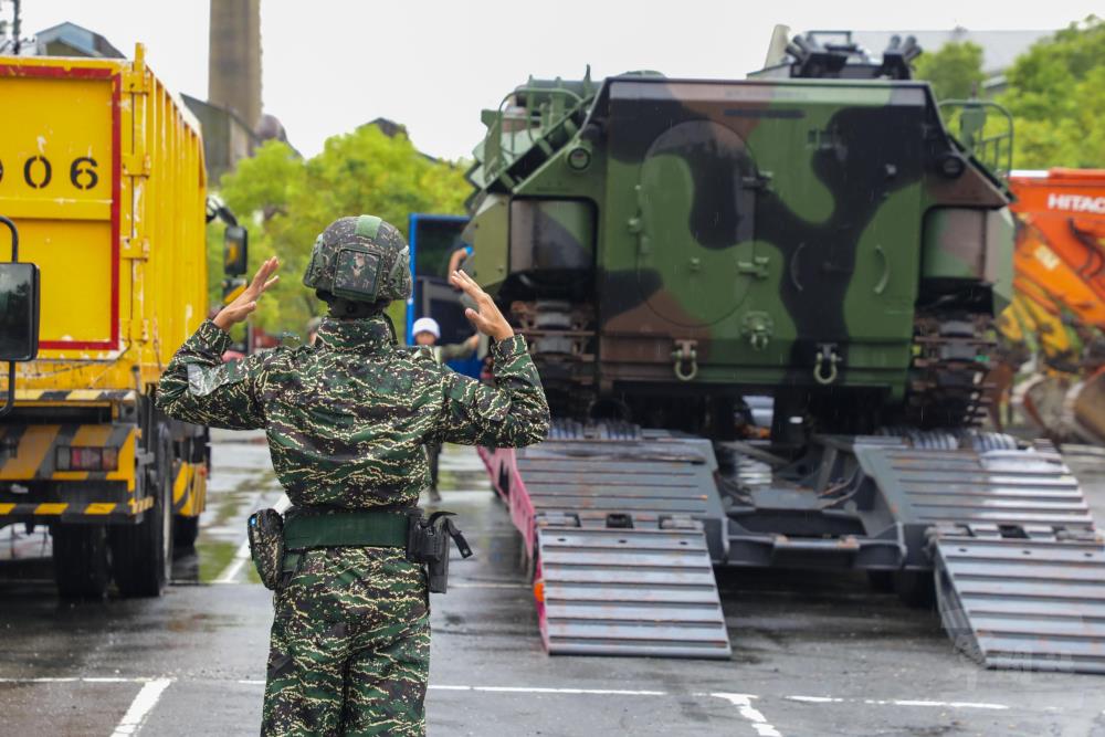 海軍陸戰隊登陸戰車大隊執行下板作業。（第二作戰區提供）