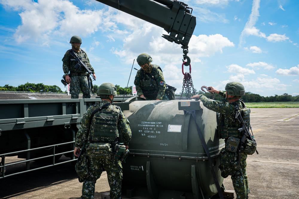 官兵實施M60A3戰車變速箱吊掛整備。（軍聞社記者劉哲宇攝）