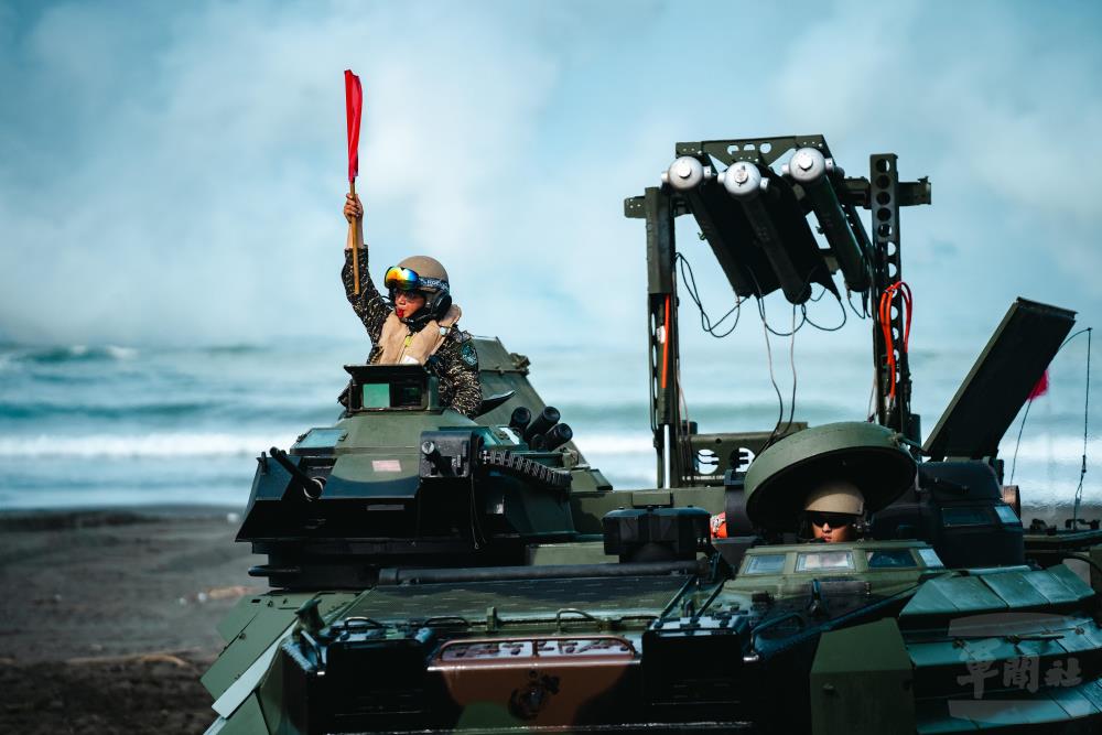 海軍陸戰隊登陸戰車大隊日前實施基地訓練，官兵操駕AAV7兩棲突擊車前往指定位置。（軍聞社記者林庭暉攝）