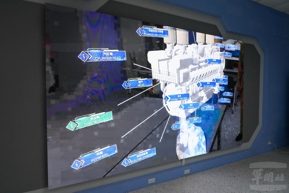 電子螢幕所展示的引擎模型。（軍聞社記者江騏安攝）