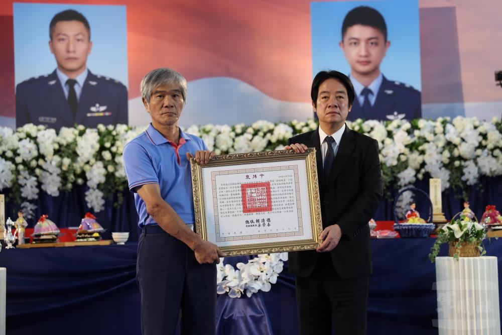 總統頒褒揚令追思殉職空軍飛官 感念過俊男、盧季佑盡職奉獻
總統頒褒揚令追思殉職空軍飛官 感念過俊男、盧季佑盡職奉獻