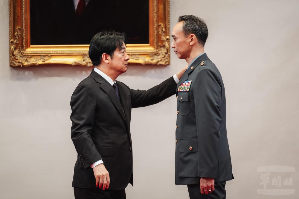 總統為吳逸聖中將授階。（軍聞社記者陳彥樺攝）
