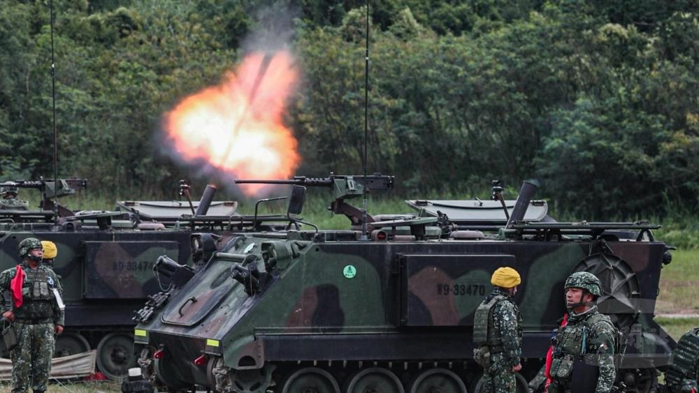 官兵依照標準作業程序射擊迫擊砲。（陸軍第八軍團提供）