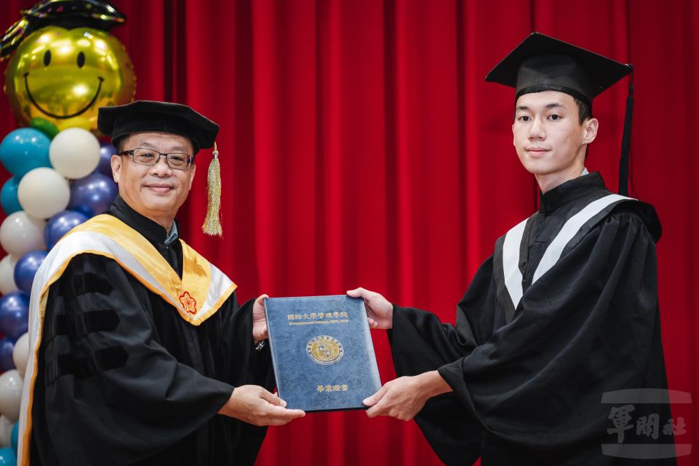 管理學院林院長頒贈畢業證書。(軍聞社記者陳彥樺攝) 管理學院林院長頒贈畢業證書。(軍聞社記者陳彥樺攝)