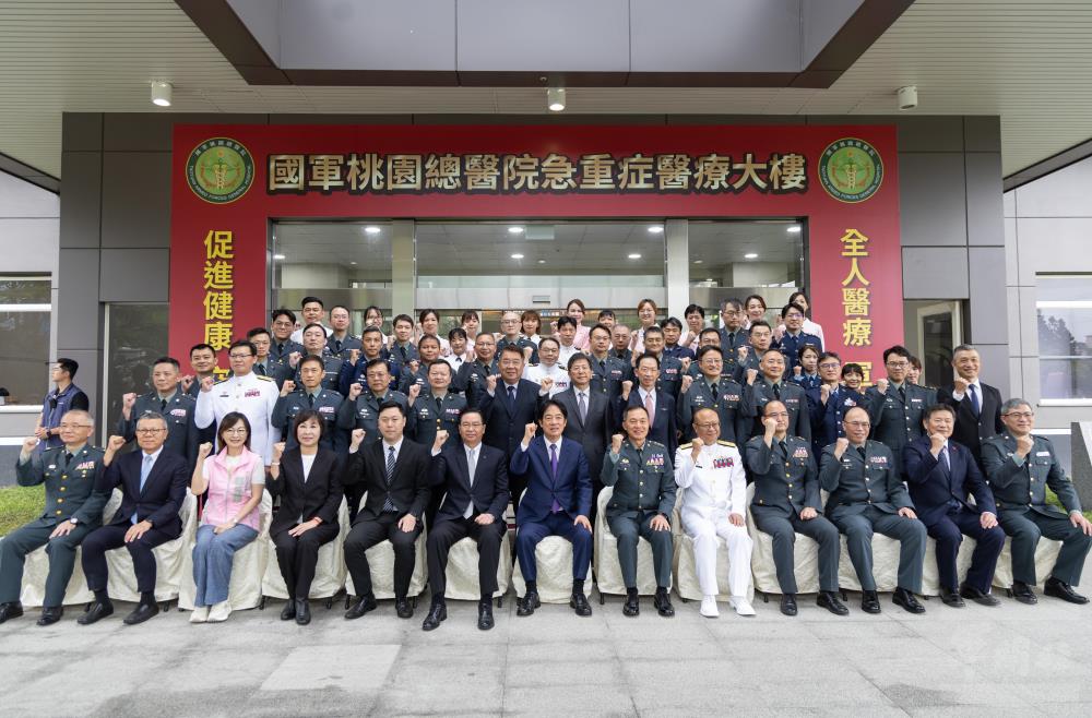 賴總統與全體醫護人員合影留念。（軍聞社記者吳柏融攝）