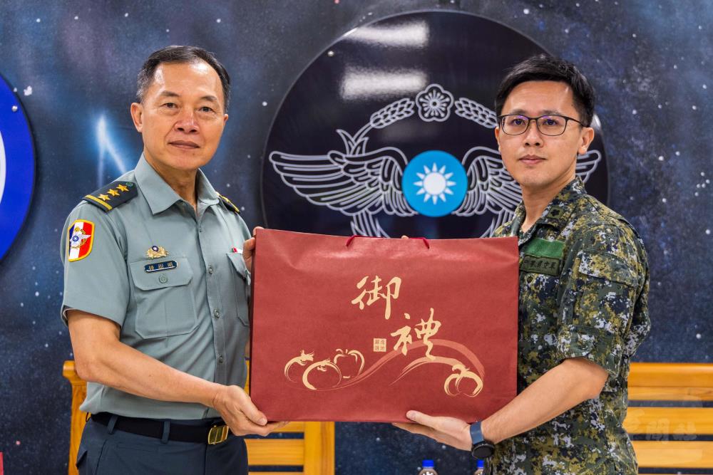 鍾副部長代表顧部長慰問部隊，並致贈禮盒。（軍聞社記者蔡枋澐攝）