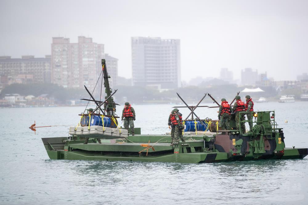 官兵將錨拋入河道中，確保阻絕設施穩定。（軍聞社記者王進福攝）