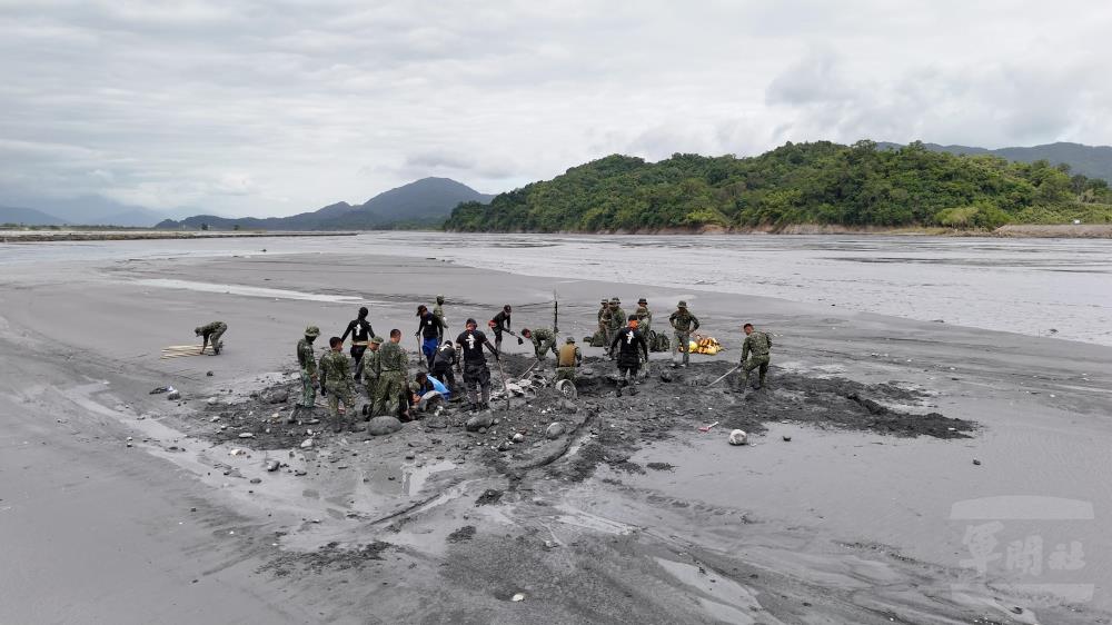 特戰官兵與特搜隊，雙方密切協同搜索任務。（軍聞社記者莊家豪攝）