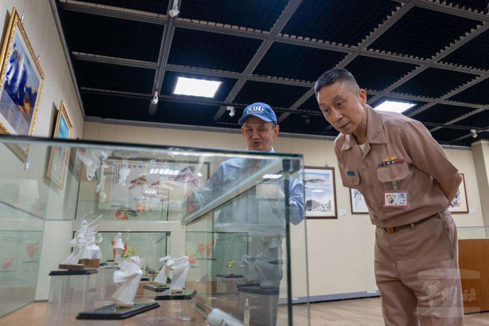 杜老師進行展場導覽暨作品解說。（軍聞社記者吳東昇攝）