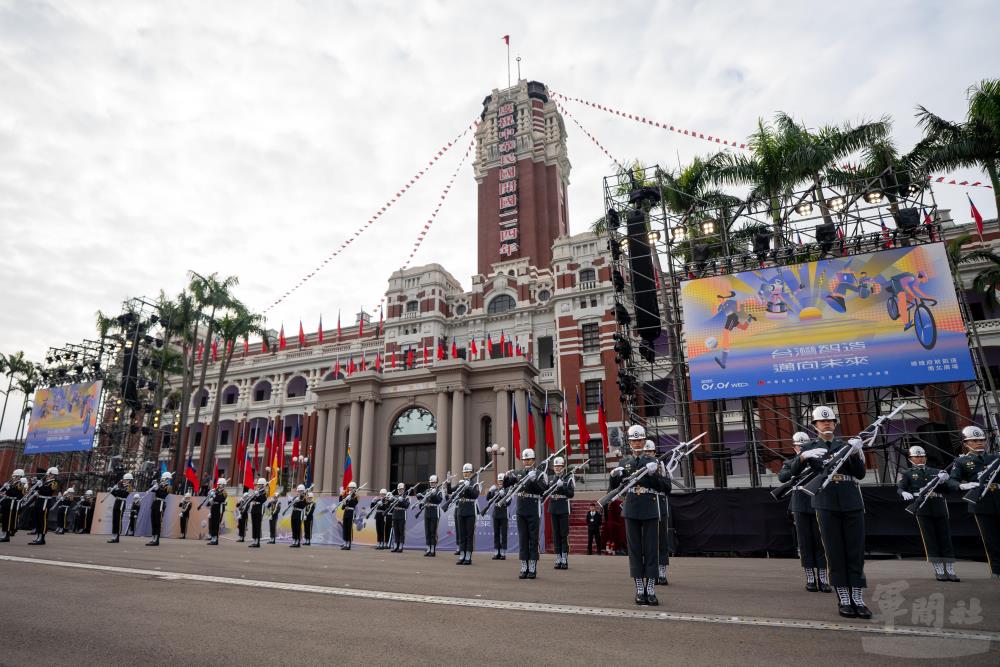 三軍聯合樂儀隊於總統府前預演，官兵操槍動作熟練、隊伍整齊劃一。（軍聞社記者陳勝勳攝）