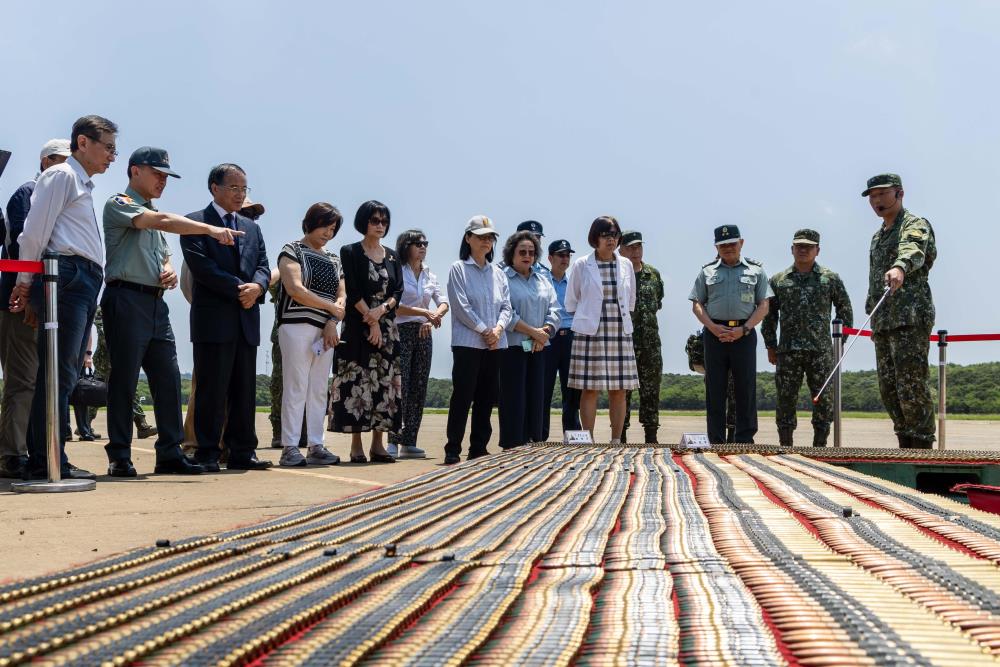 說明官向監察委員講解戰⾞砲彈藥種類及功能。（軍聞社記者蔡枋澐攝）