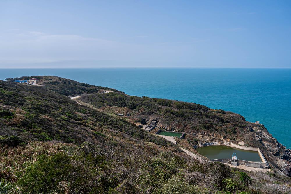 水庫上方為西莒淨水廠，為供應島上軍民用水主要來源之一。（軍聞社記者尤昱翔攝）