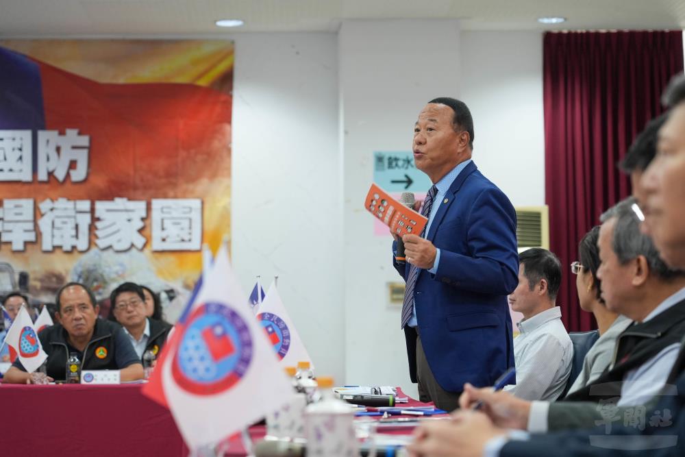 柏副部長介紹《當危機來臨時－臺灣全民安全指引》手冊。（軍聞社記者侯凱議攝）