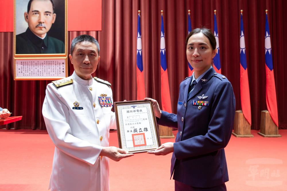劉校長頒發績優學員國防部獎狀。(軍聞社記者王進福攝) 劉校長頒發績優學員國防部獎狀。(軍聞社記者王進福攝)
