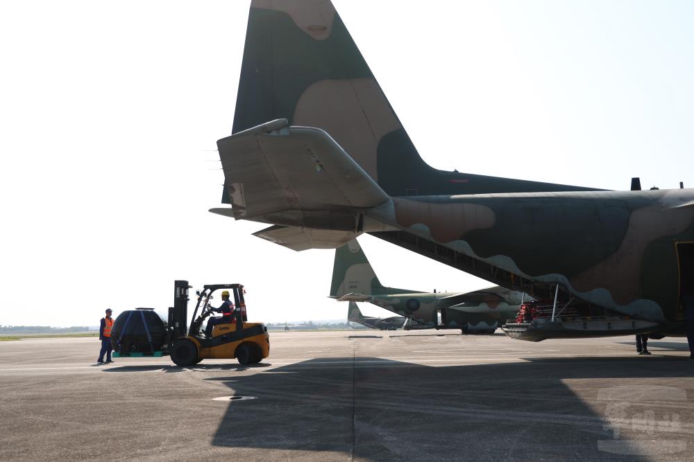 人工增雨水桶運載作業。（軍聞社記者林澤廷攝）