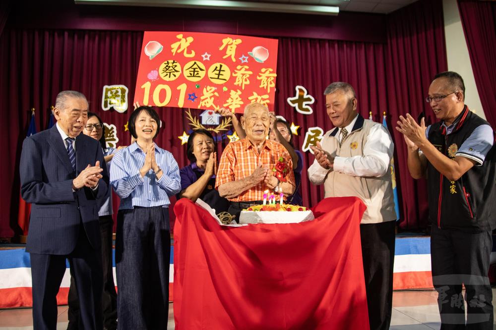 岡山榮家特別為當月百歲壽星蔡金生舉辦慶生活動。（軍聞社記者王茗生攝）