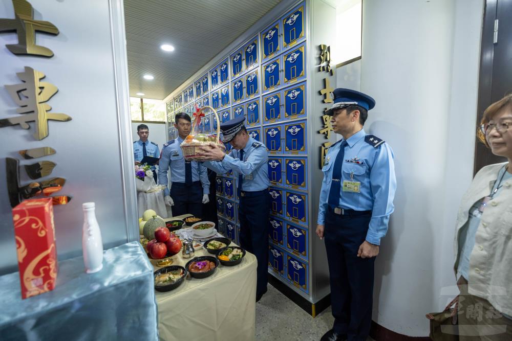 空軍司令鄭上將陪同李榮譽理事長追思故前政戰局副局長于中將。（軍聞社記者莊家豪攝）