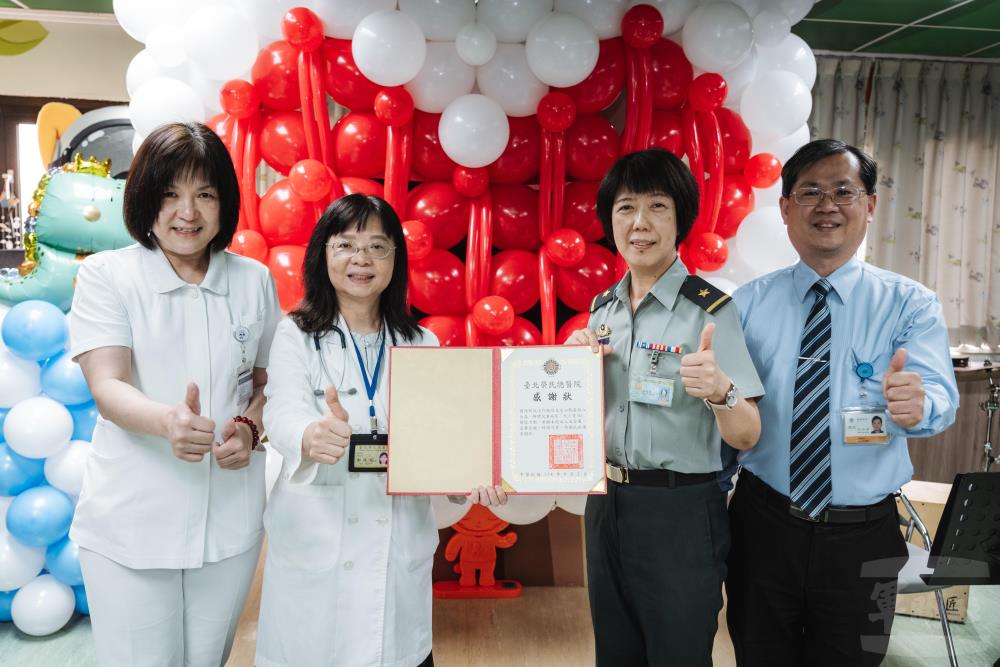 北榮致贈國防部感謝狀。（軍聞社記者陳彥樺攝）