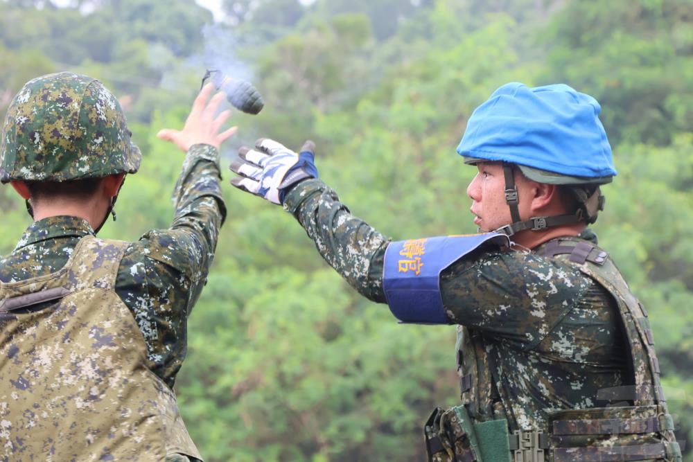 陸軍步兵104旅日前實施114-4梯志願士兵「手榴彈實彈投擲」課程。（陸軍第十軍團提供）
