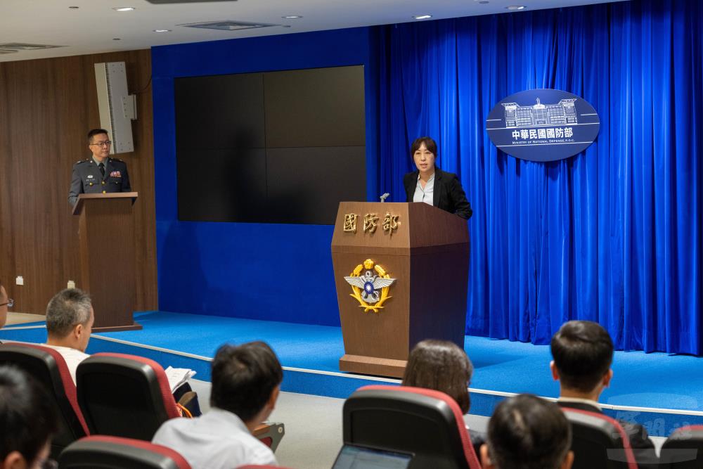 外交部副參事趙世絢針對英文版手冊說明，將透過各國駐臺代表機構協助轉發給駐臺官員、媒體記者及外籍人士。。（軍聞社記者吳東昇攝）
