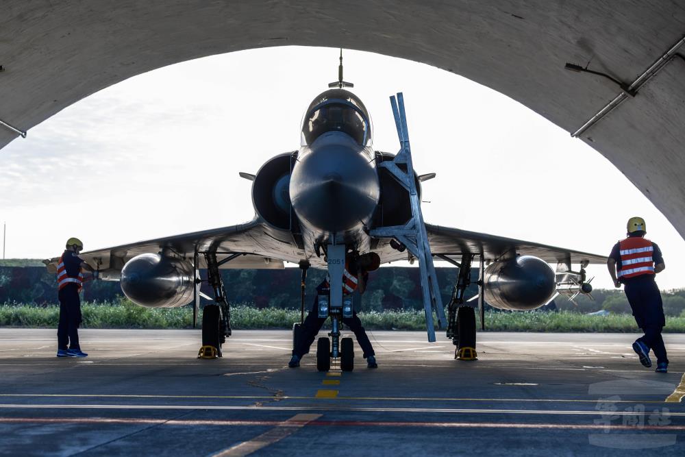 地勤人員「快速恢復戰備」競賽。（軍聞社記者蔡枋澐攝）