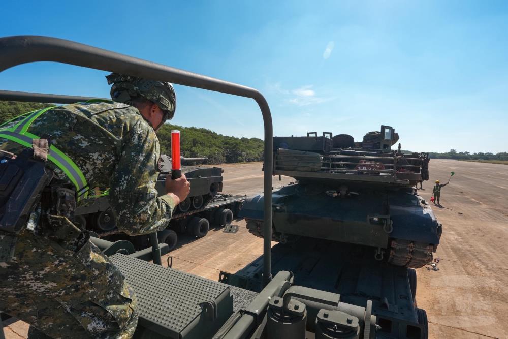 三支部運輸兵群戰車載運演練　強化重裝運輸能量
