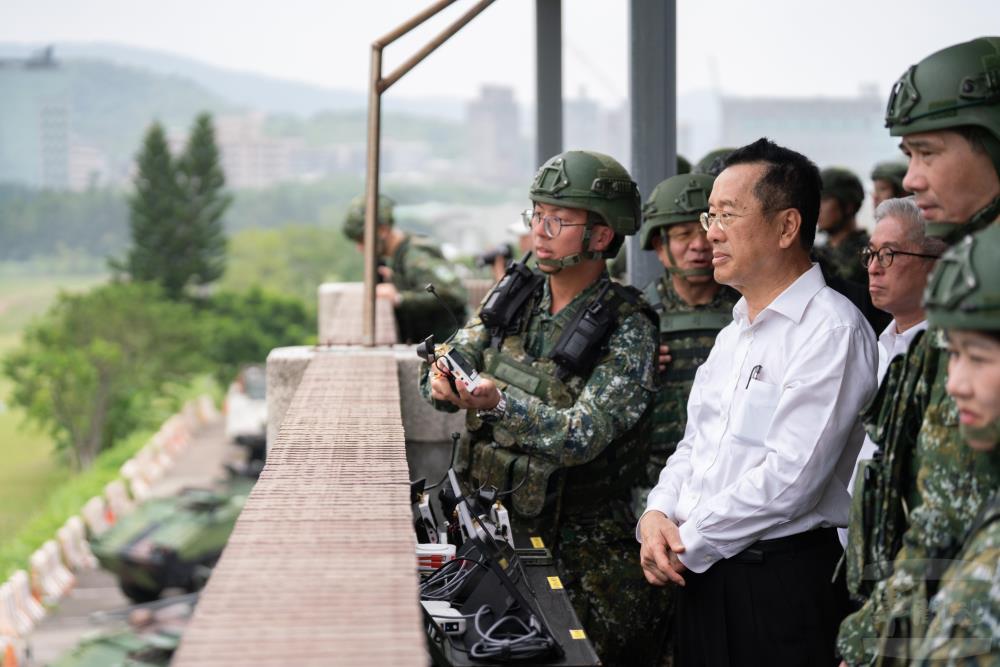 顧部長視導關渡平原反空機降演練。（軍聞社記者林庭暉攝）