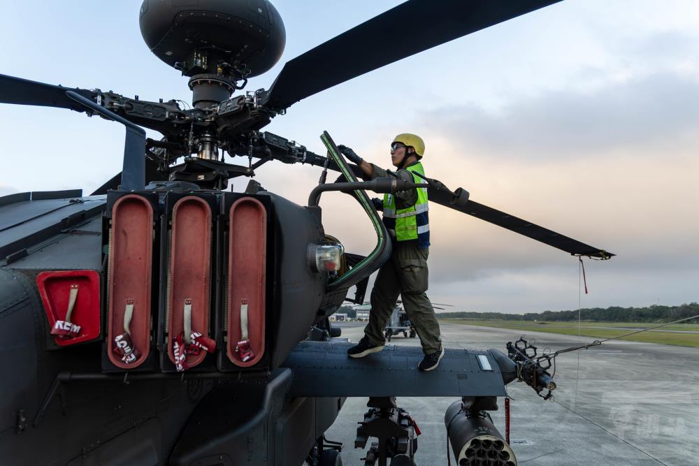 機工長執行飛行前檢查，確保飛行安全。（軍聞社記者蔡枋澐攝）