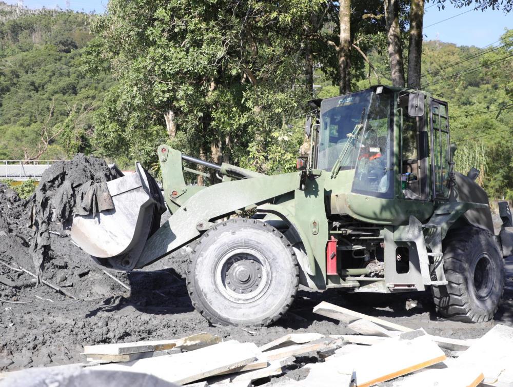 工兵部隊駕駛推土機等重型機具協助清淤。（第二作戰區提供）