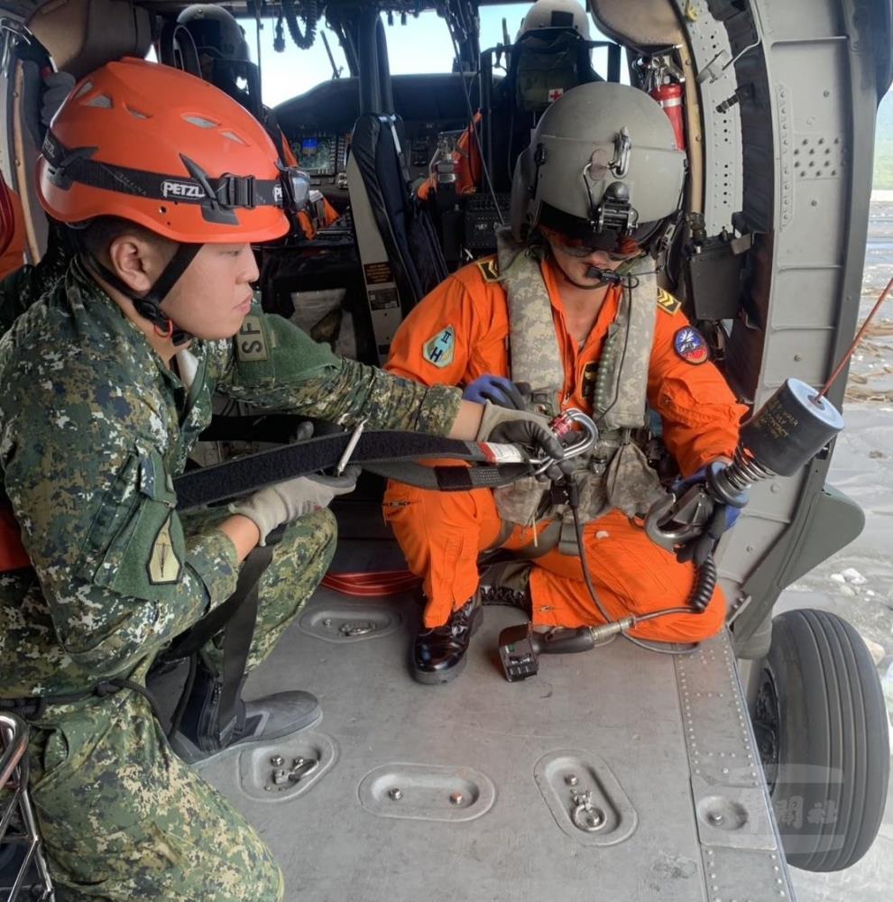 陸軍航空第602旅黑鷹直升機載運特戰官兵深入災區。（陸航602旅提供）
