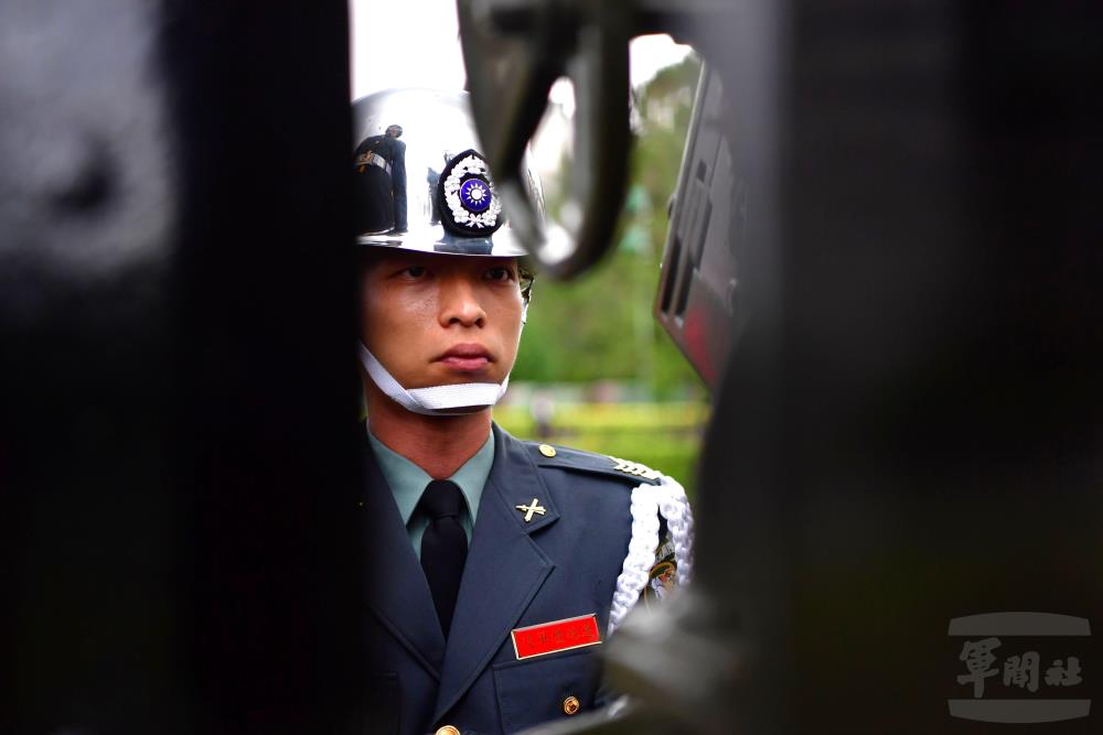 砲班官兵神情肅穆，嚴陣以待。(軍聞社實習記者吳宣諭攝)