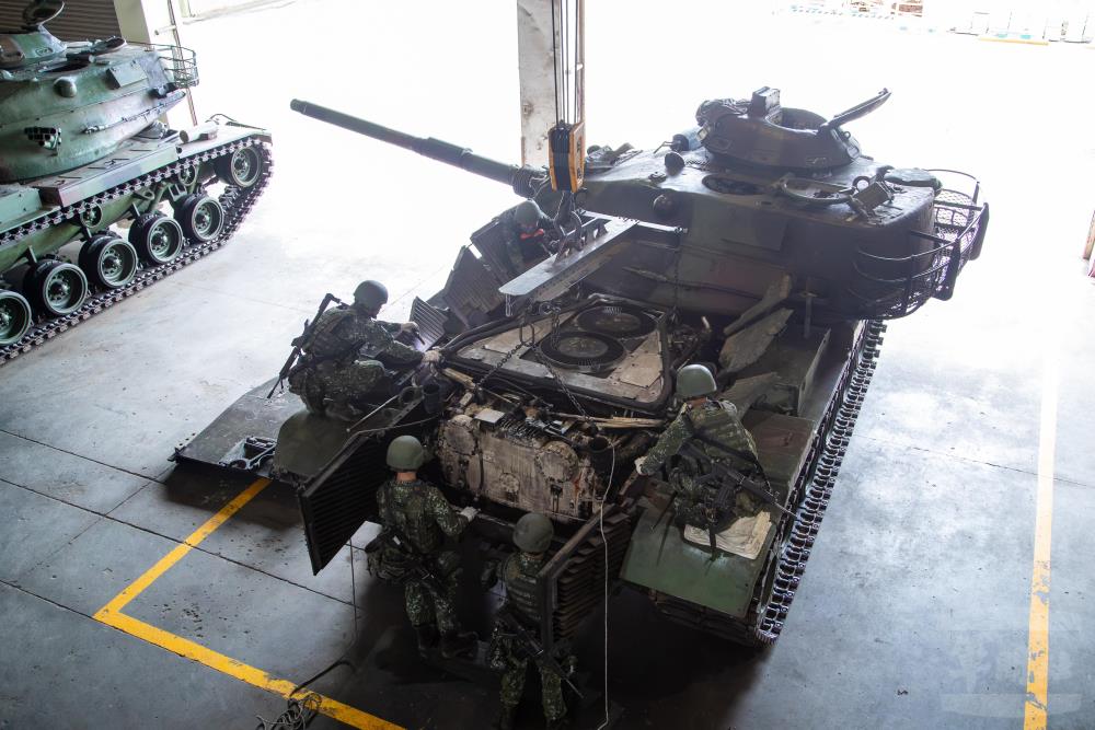 保修部隊針對重損的M60A3戰車進行引擎回裝作業。（軍聞社記者王進福攝）