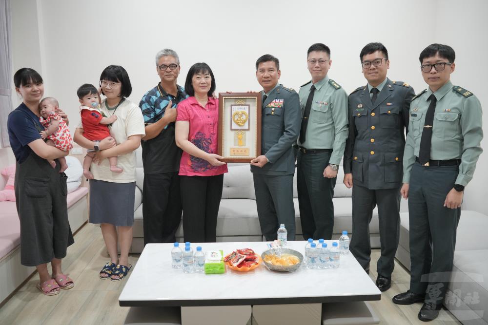 澎防部指揮官親訪模範母親　頒贈賀屏表揚母儀典範