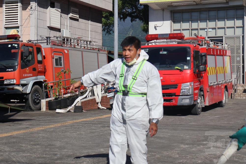 33化學兵群劉少卿士官長，任務期間恰逢胞弟百日法會，仍毅然堅守救災崗位。（第三作戰區提供）