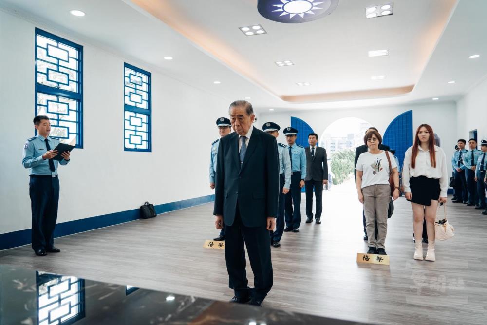 李榮譽理事長向國軍英烈將士致祭。（軍聞社記者吳東昇攝）