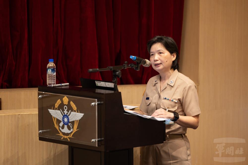 主計局陳上校說明國防財務資源概述。(軍聞社記者吳柏融攝) 主計局陳上校說明國防財務資源概述。(軍聞社記者吳柏融攝)