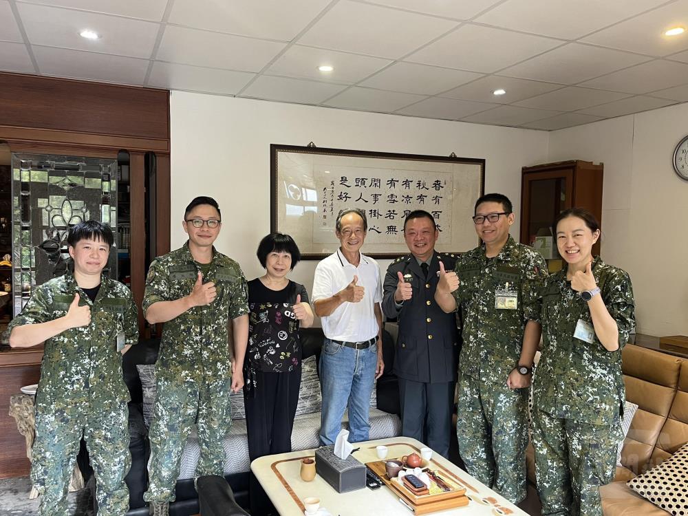 通訓中心政戰主任曾上校表揚該中心模範父親。（通訓中心提供）
