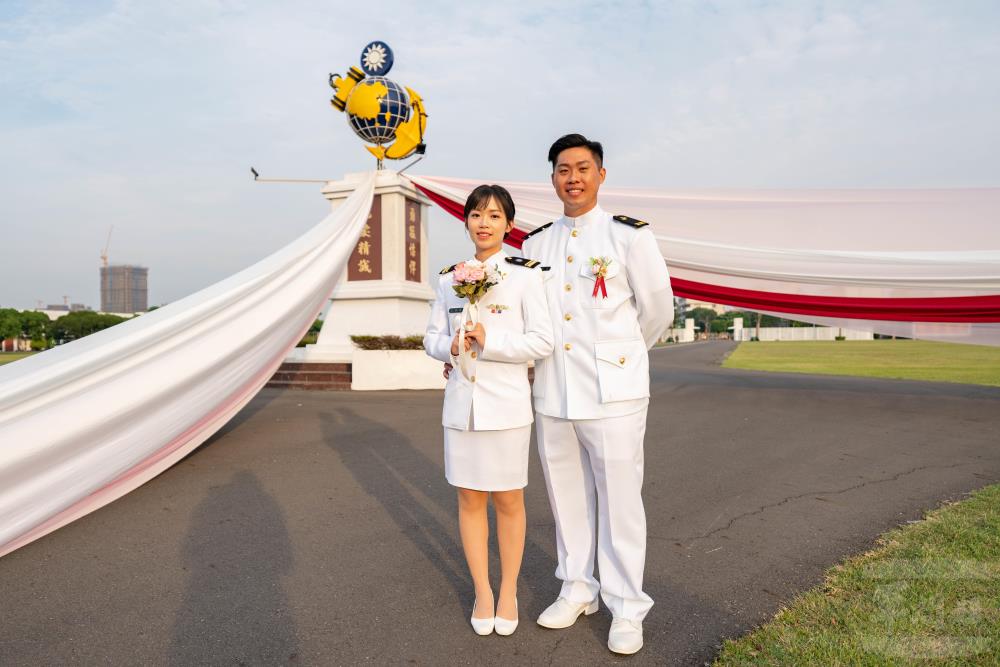 新人在夕陽溫暖的餘暉中合影，象徵彼此人生嶄新的里程碑。（軍聞社記者林庭暉攝）