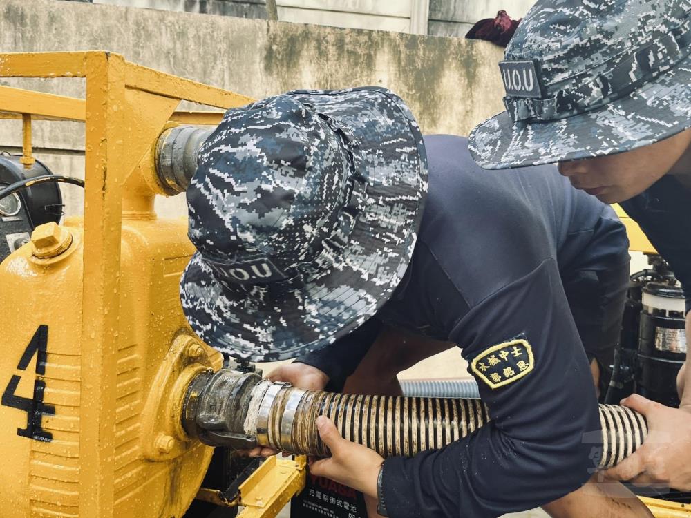 海軍水下作業大隊官兵至宜蘭蘇澳地區實施抽水作業。（水下作業大隊提供）